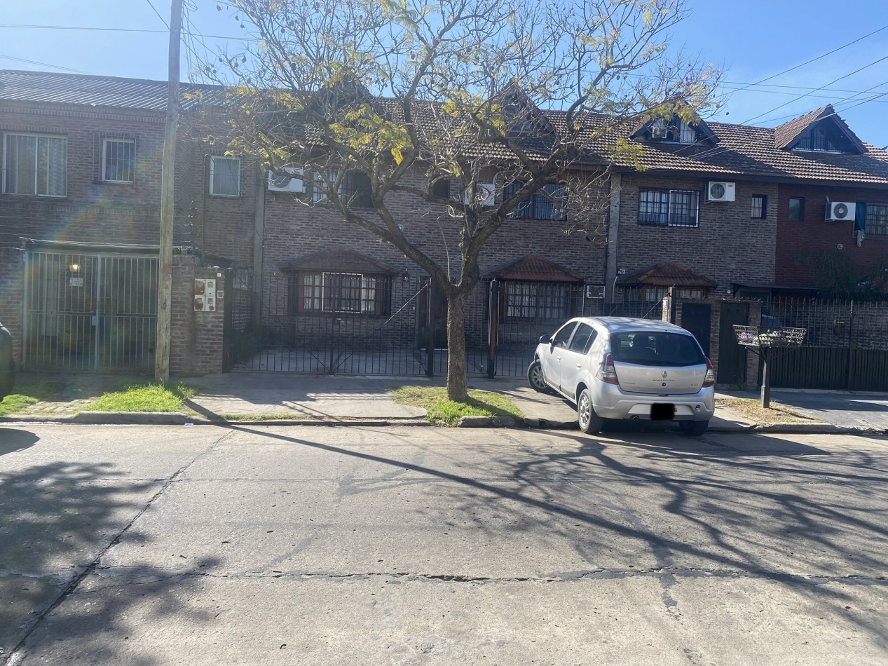 DUPLEX 3 dormitorios, fondo parquizado y cochera