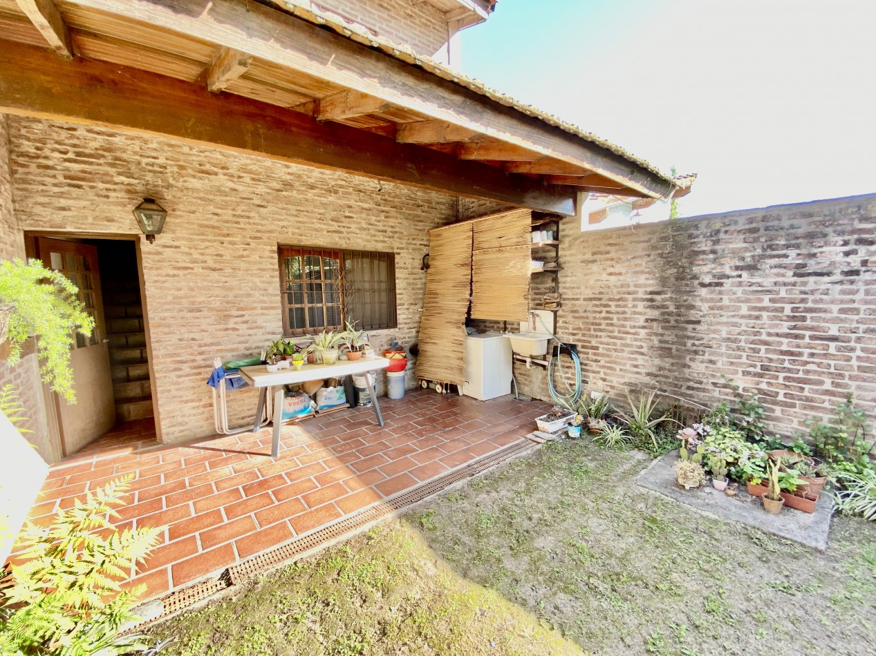 DUPLEX 3 dormitorios, fondo parquizado y cochera