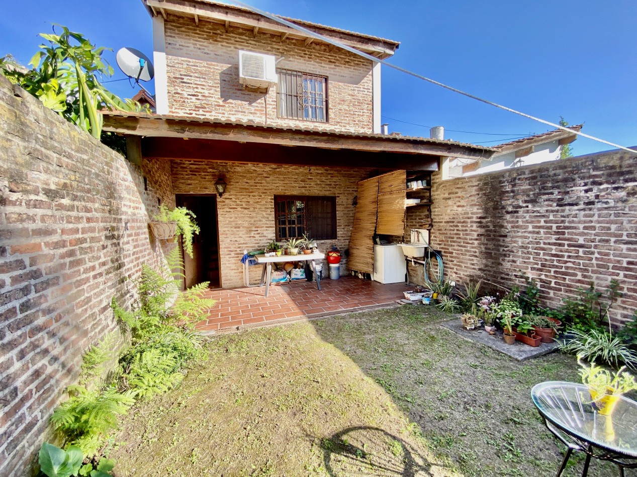 DUPLEX 3 dormitorios, fondo parquizado y cochera