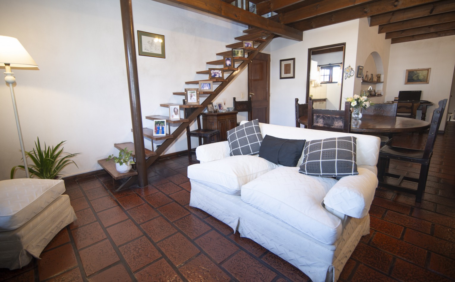 DUPLEX 3 dormitorios, fondo parquizado y cochera