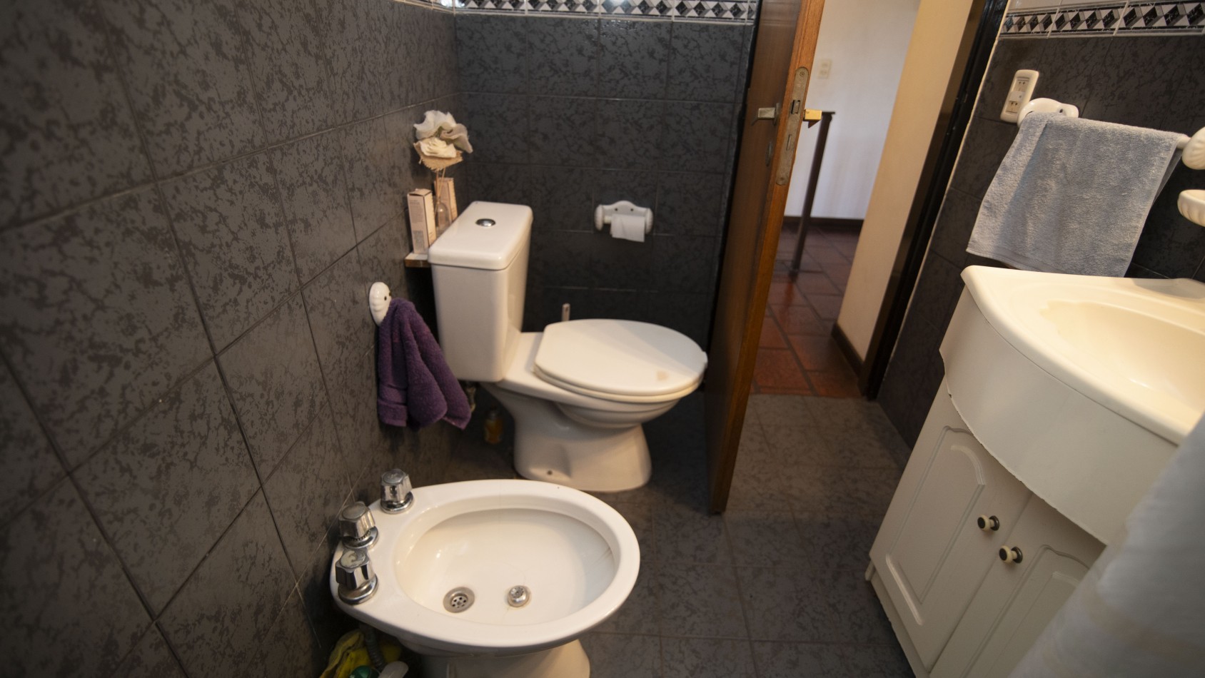 DUPLEX 3 dormitorios, fondo parquizado y cochera