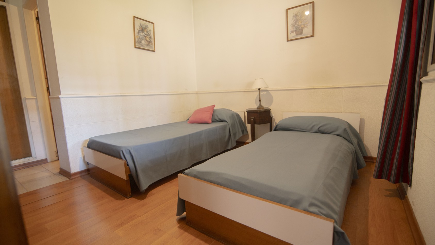 DUPLEX 3 dormitorios, fondo parquizado y cochera