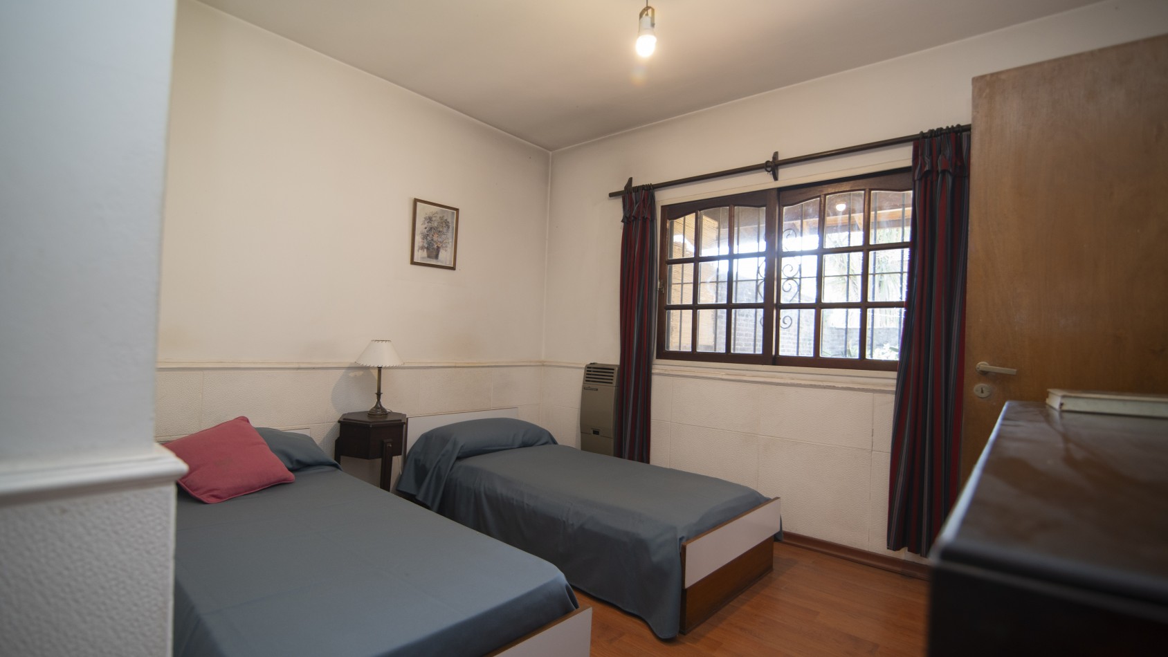 DUPLEX 3 dormitorios, fondo parquizado y cochera