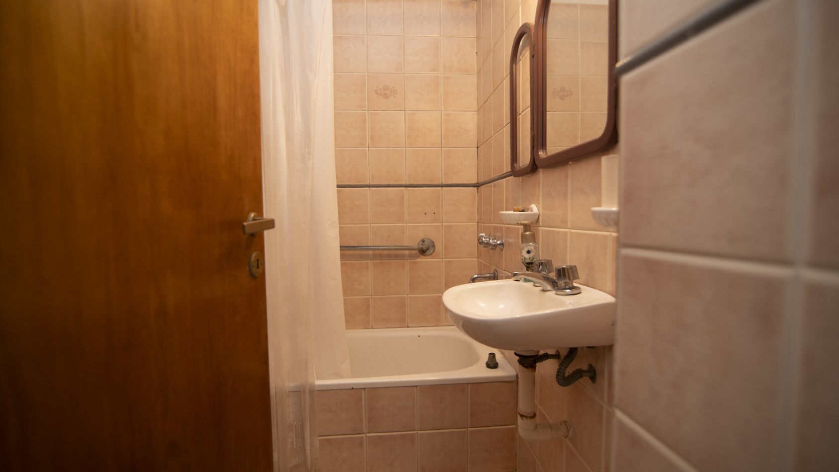 DUPLEX 3 dormitorios, fondo parquizado y cochera