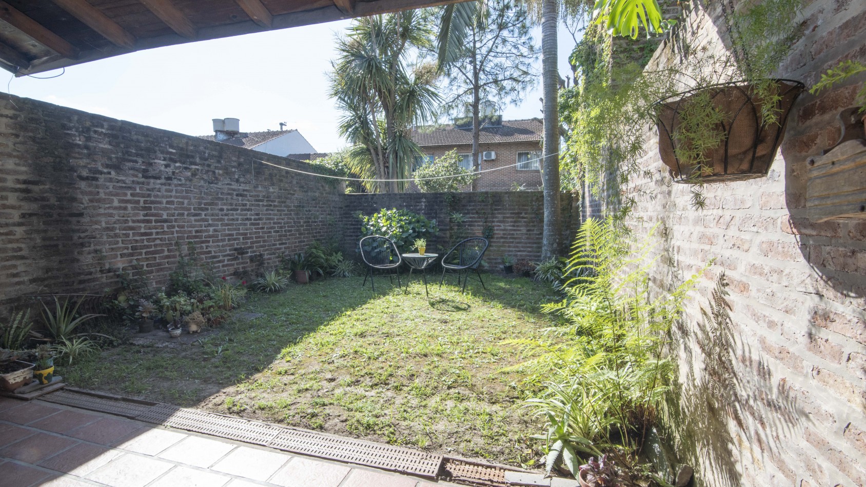 DUPLEX 3 dormitorios, fondo parquizado y cochera