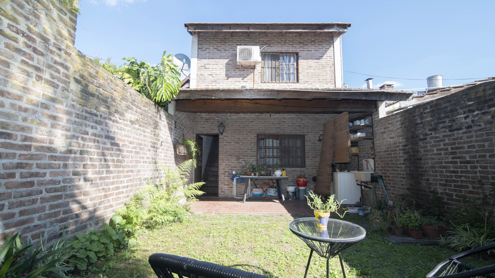 DUPLEX 3 dormitorios, fondo parquizado y cochera