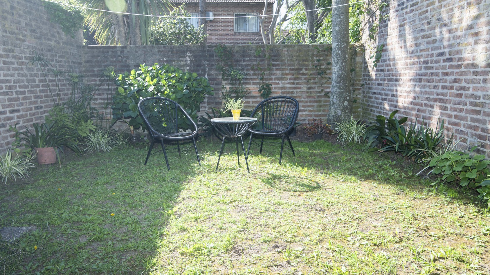 DUPLEX 3 dormitorios, fondo parquizado y cochera