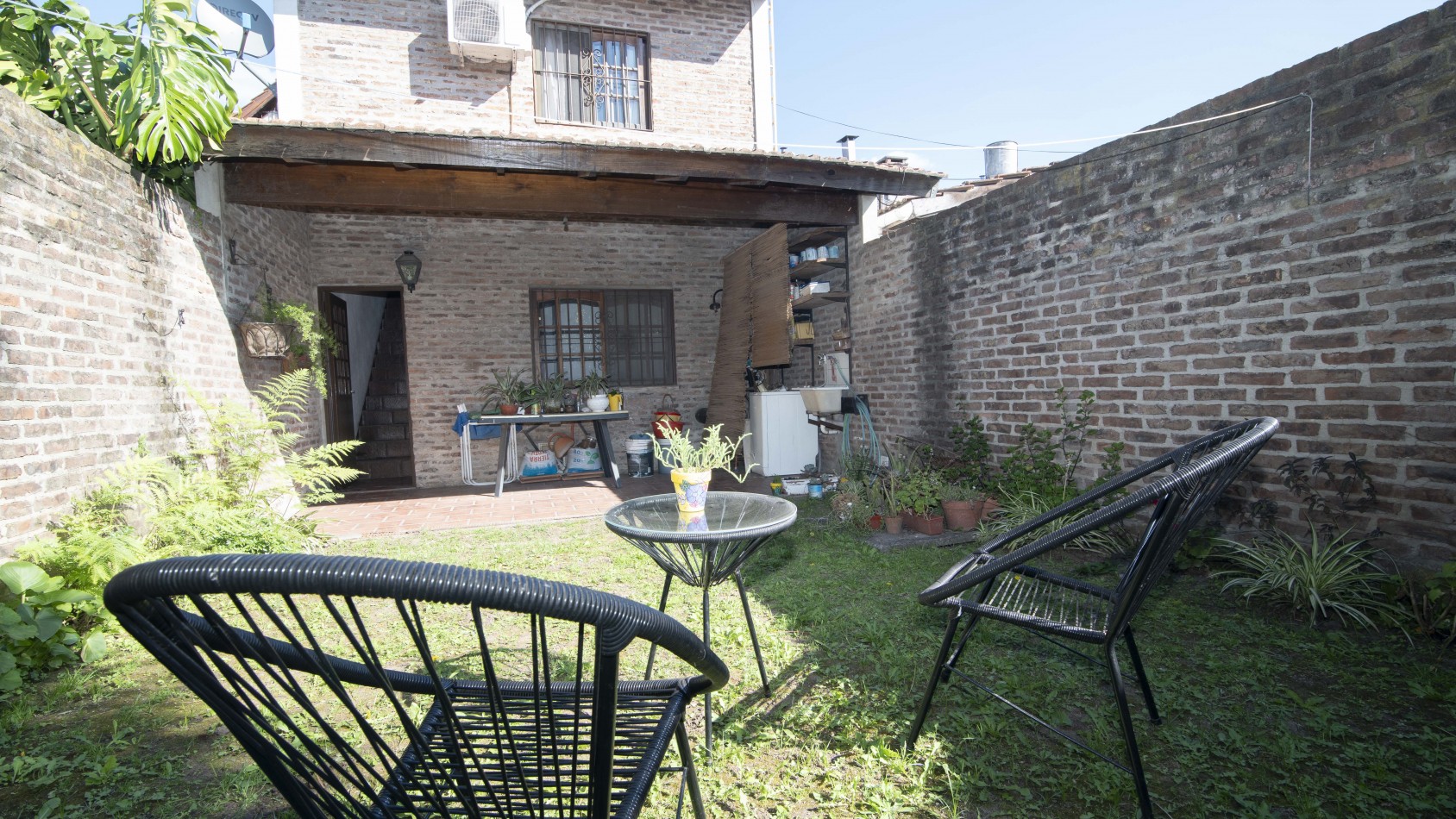 DUPLEX 3 dormitorios, fondo parquizado y cochera