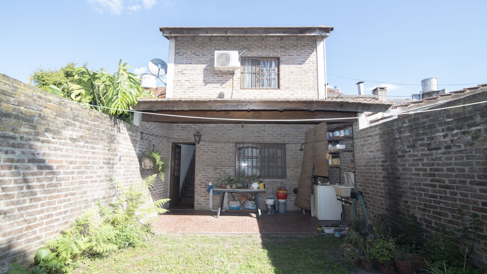 DUPLEX 3 dormitorios, fondo parquizado y cochera