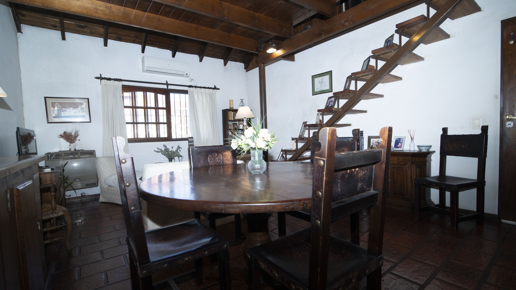 DUPLEX 3 dormitorios, fondo parquizado y cochera