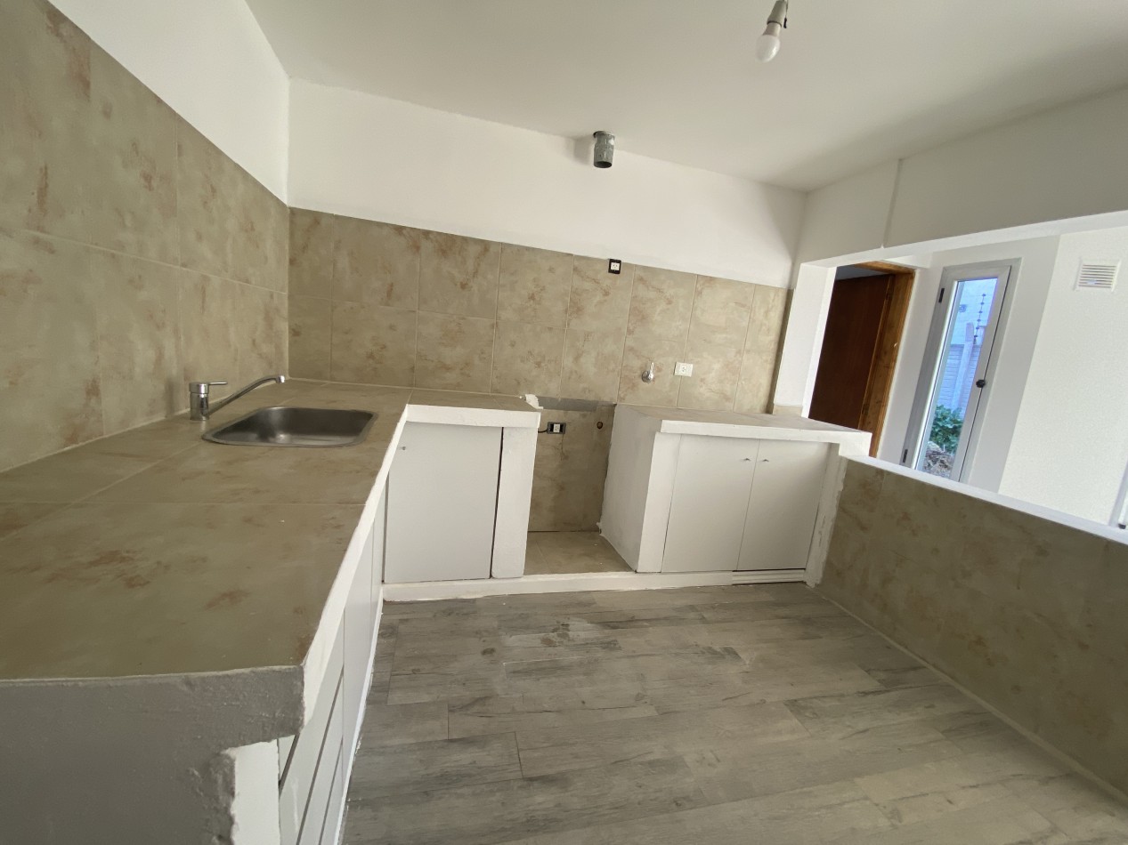 Casa de 3 ambientes con parque y local comercial