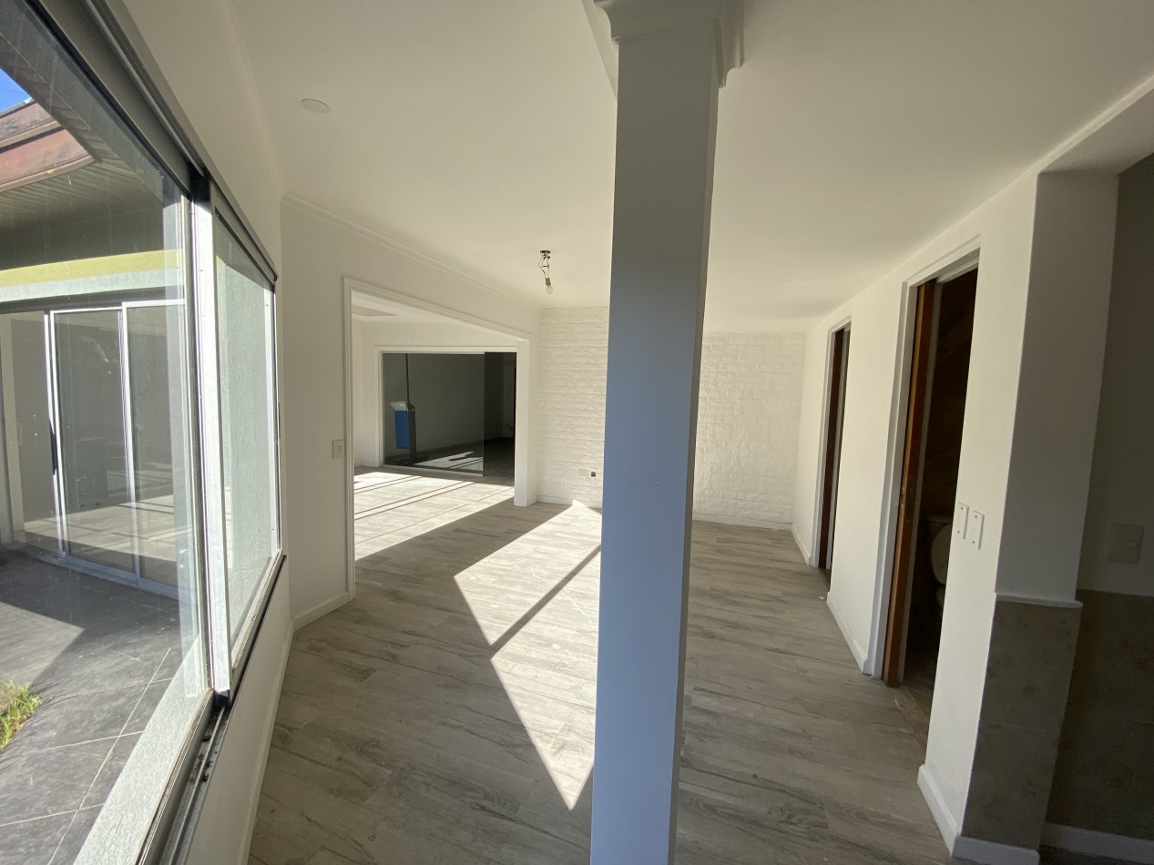 Casa de 3 ambientes con parque y local comercial