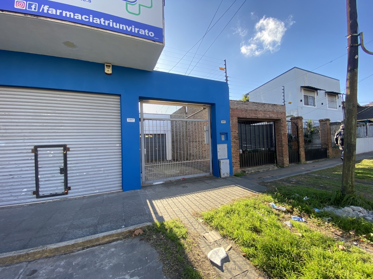 Casa de 3 ambientes con parque y local comercial