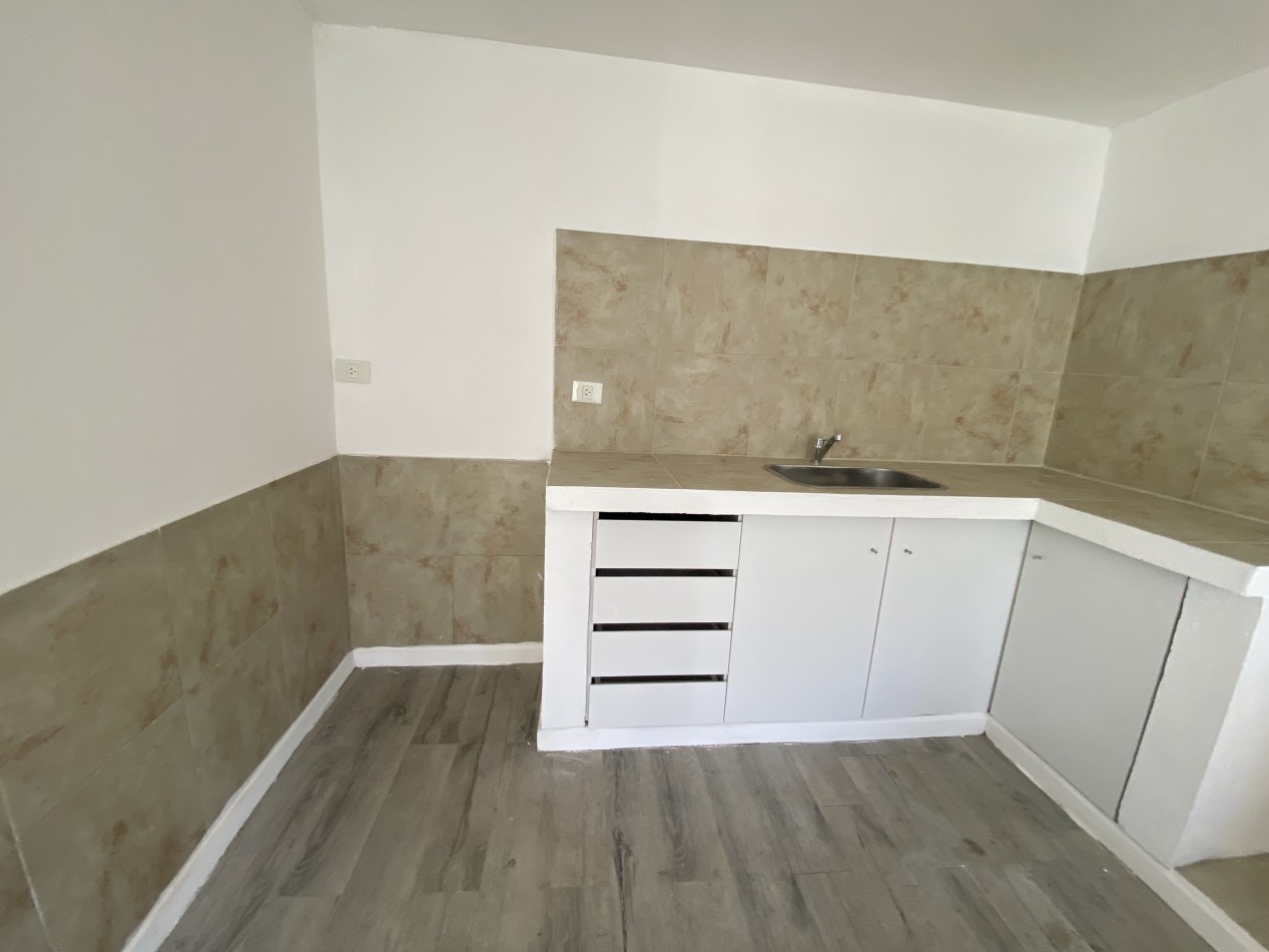 Casa de 3 ambientes con parque y local comercial