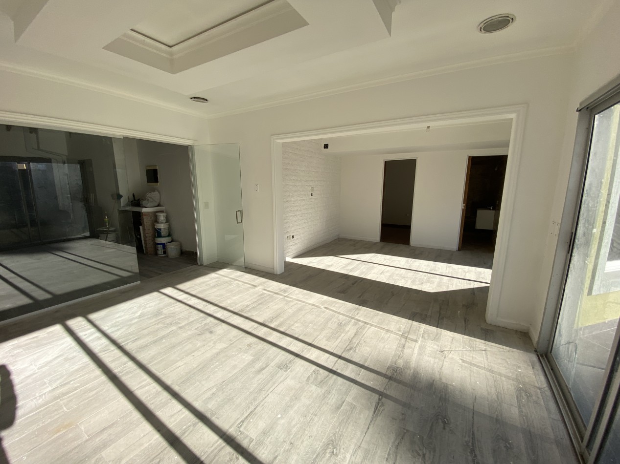 Casa de 3 ambientes con parque y local comercial