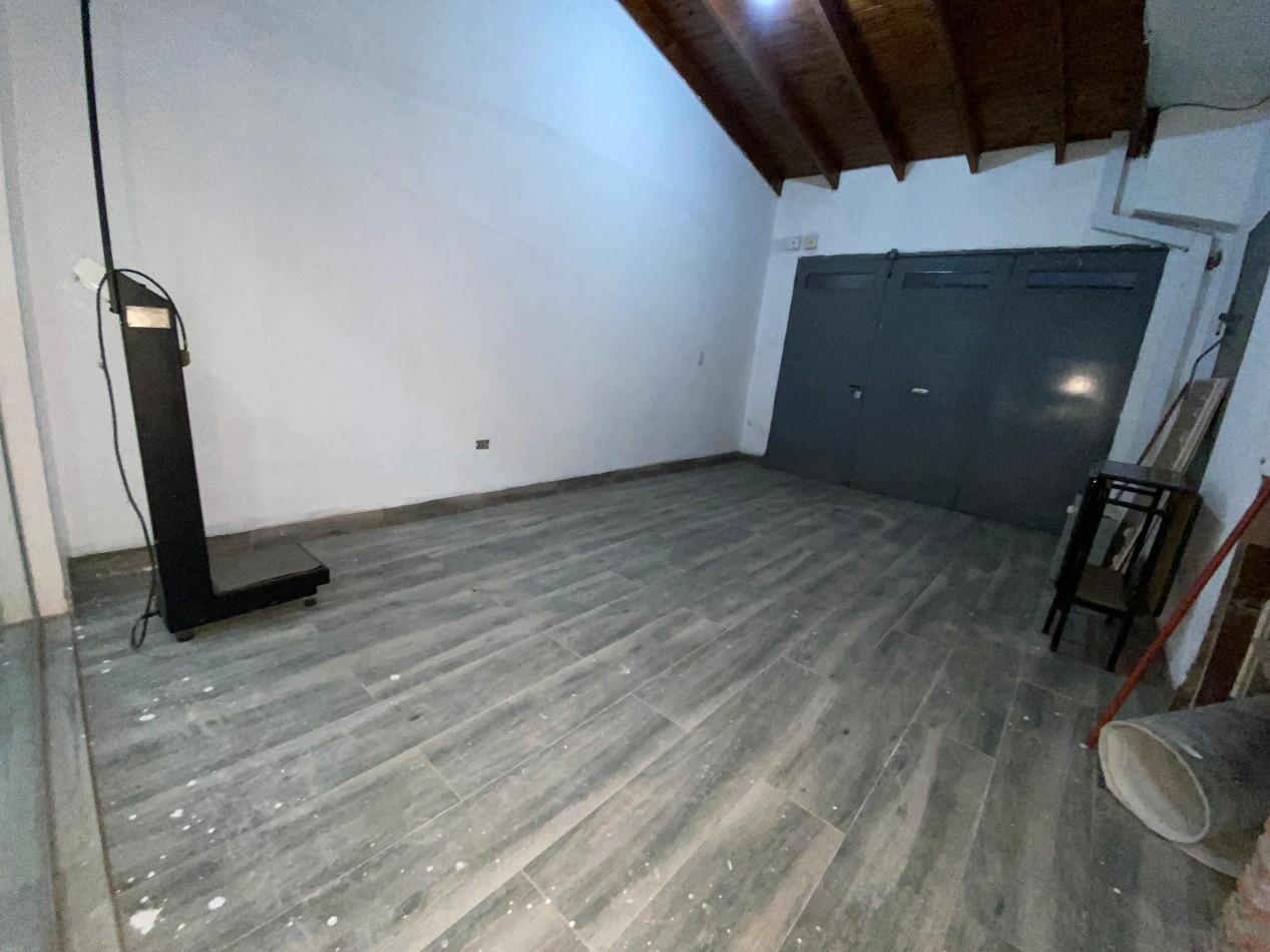 Casa de 3 ambientes con parque y local comercial