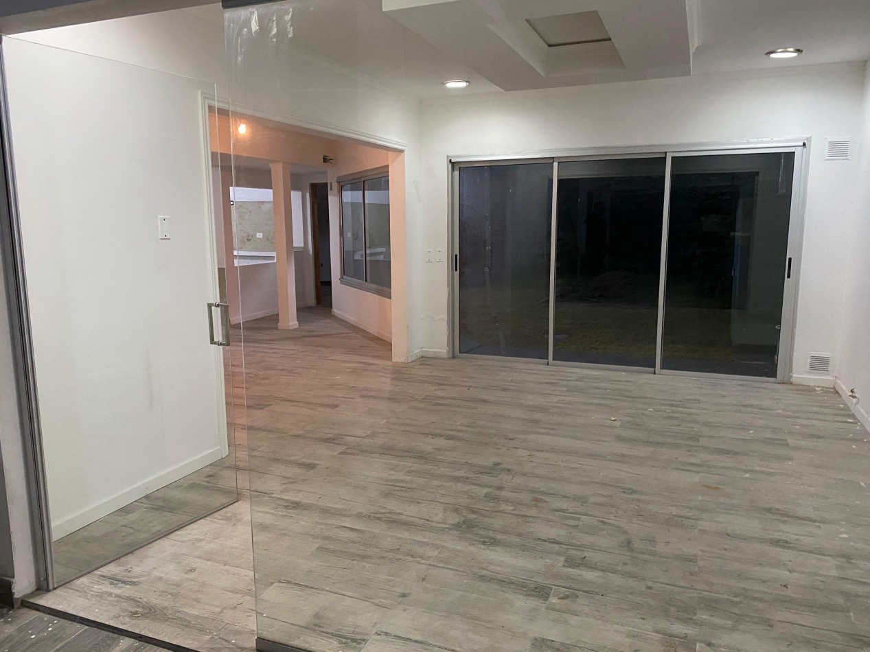 Casa de 3 ambientes con parque y local comercial